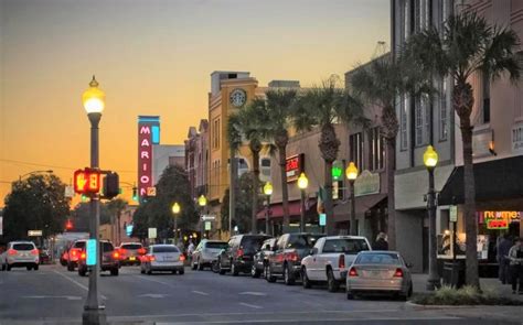 Ocala downtown - Go shopping and stroll the Historic Downtown Square and browse boutiques, gift shops and antique storefronts in Ocala or take in the local charm of nearby Belleview, Dunnellon, Reddick and McIntosh, exploring a variety of specialty shops and flea markets.